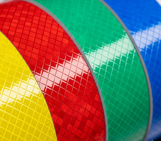 Светоотражающая пленка типа XI по стандарту ASTM D4956 для дорожных знаков.